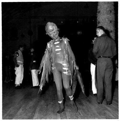 Creepy-Vintage-Halloween-Costumes-—-21