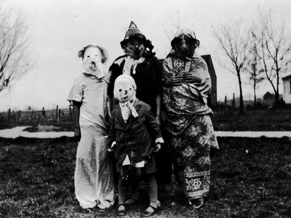 Creepy-Vintage-Halloween-Costumes-—-26