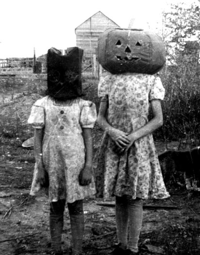 Creepy-Vintage-Halloween-Costumes-—-27